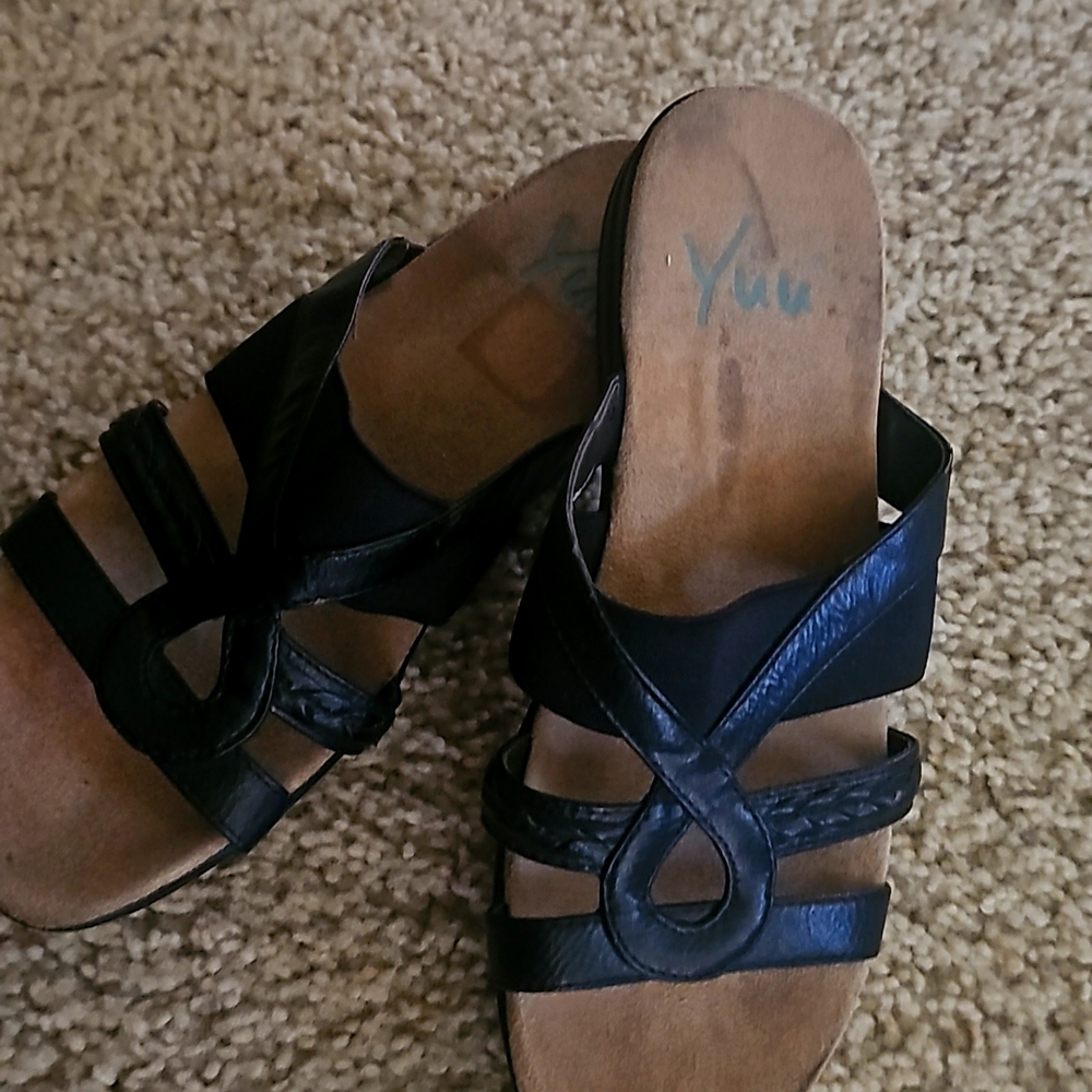 Yuu Joeju black sandals